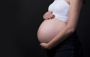 Lei determina que grávidas sejam afastadas de atividades presenciais