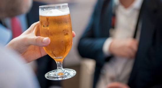 Controlar o álcool é fundamental nas festas de empresas