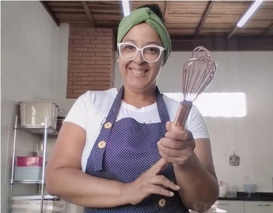 Alexandra Santos de Sá buscou qualificação para formalizar seu negócio de confeitaria artesanal