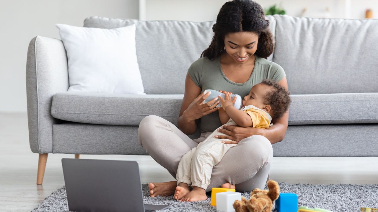 Para mães, modelo híbrido é diferencial para aliar trabalho e maternidade